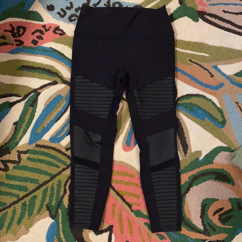 L black Alo Moto Yoga leggings